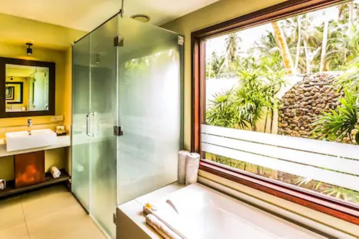 deluxe studio suite, 1 king bed, ocean view | bathroom | shower, free toiletries, towels