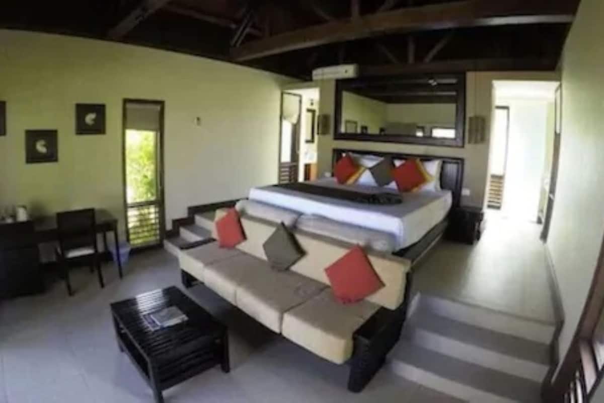 deluxe studio suite, 1 king bed, ocean view | 1 bedroom, in-room safe, soundproofing, iron/ironing board