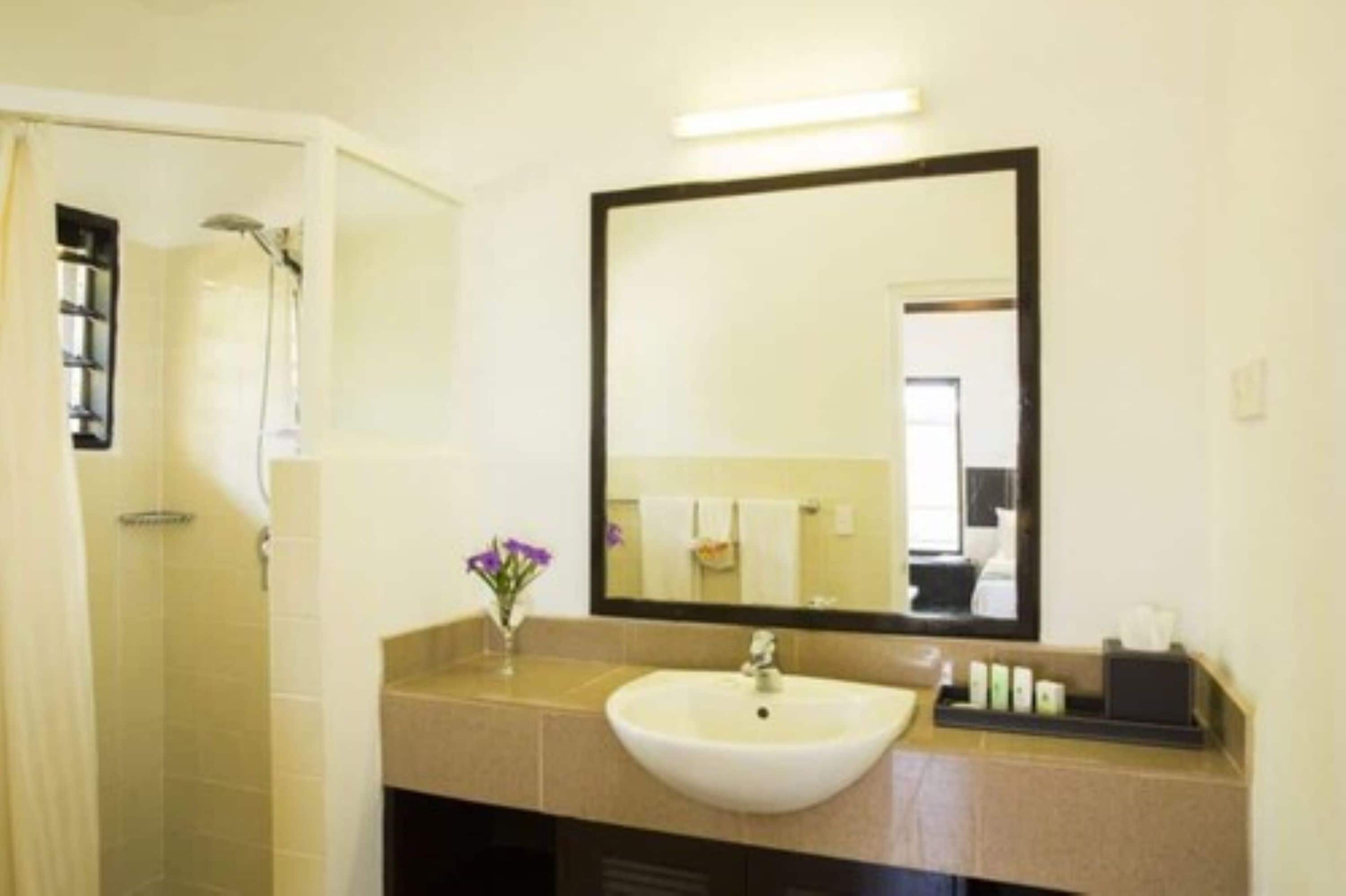 shower, free toiletries, towels