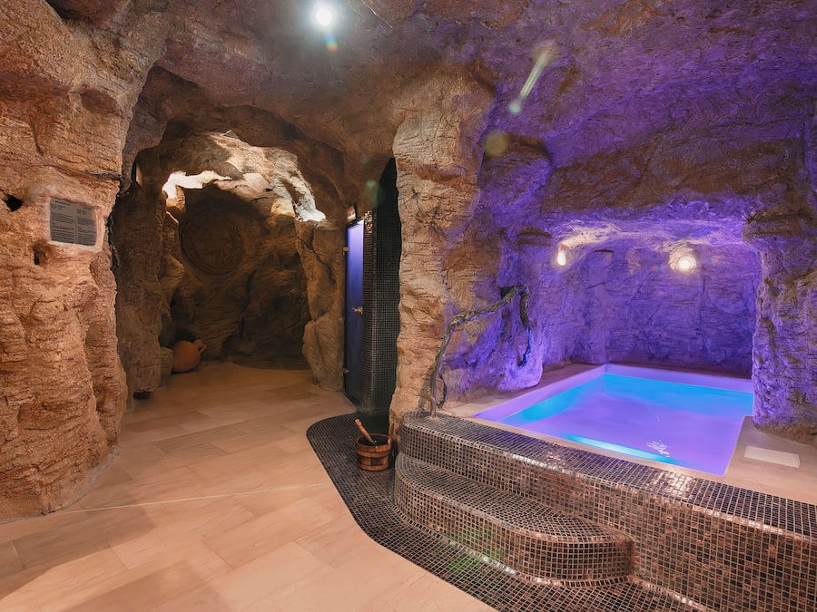 Salas de tratamiento para parejas, un sauna, una bañera de hidromasaje