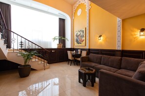 Royal Apartment, 1 Bedroom | Área de estar | TV LED 55 polegadas com canais a cabo, TV