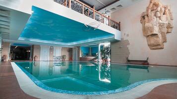 5 Innenpools, Außenpool, Liegestühle