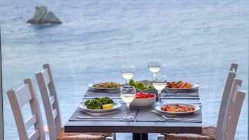 2 restaurants, breakfast, lunch, dinner served; Greek cuisine