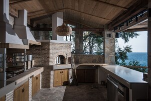 2 restaurantes; se sirve desayuno, almuerzo y cena; cocina griega