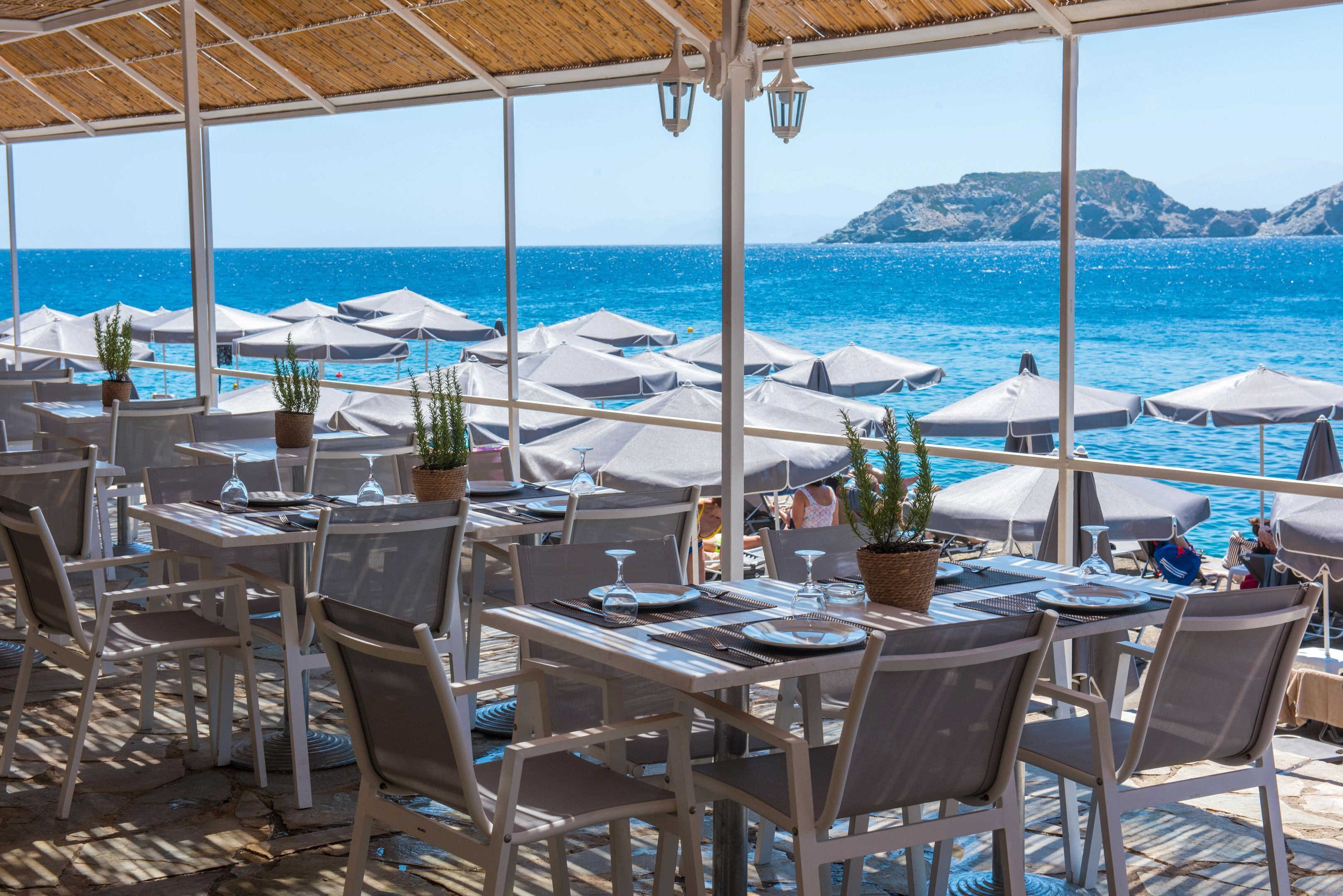 2 restaurants; breakfast, lunch, dinner and brunch served 
