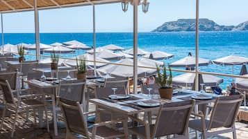 2 restaurants; breakfast, lunch, dinner and brunch served