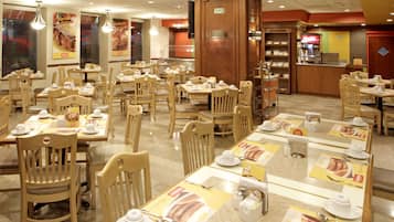 S'hi serveixen esmorzars, dinars, sopars i plats de cuina internacional
