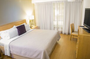 Habitación Deluxe, 1 cama de matrimonio grande | Caja fuerte, wifi gratis, despertador y ropa de cama