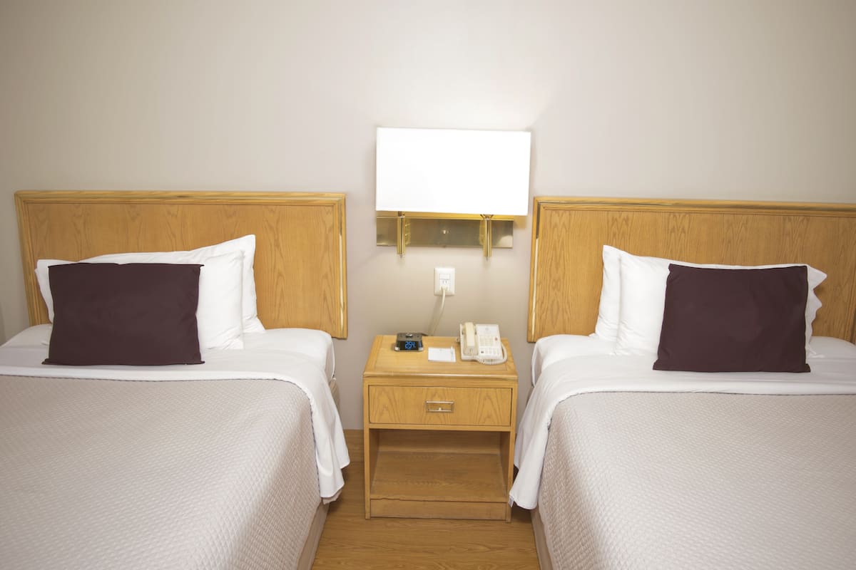 Deluxe kamer, 2 tweepersoonsbedden | Een kluis op de kamer, gratis wifi, beddengoed, een wekker