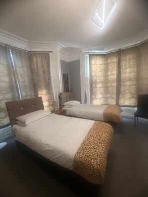 Triple Room, Ensuite - Diamonds Villa (York)