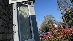 Schild für 'Diamonds Villa' mit Werbung für Zimmer mit eigenem Bad.
