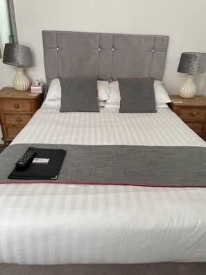 Standard Double Room, Ensuite - Diamonds Villa (York)