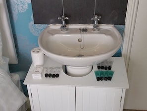 Triple Room, Shared Bathroom - Diamonds Villa (York)