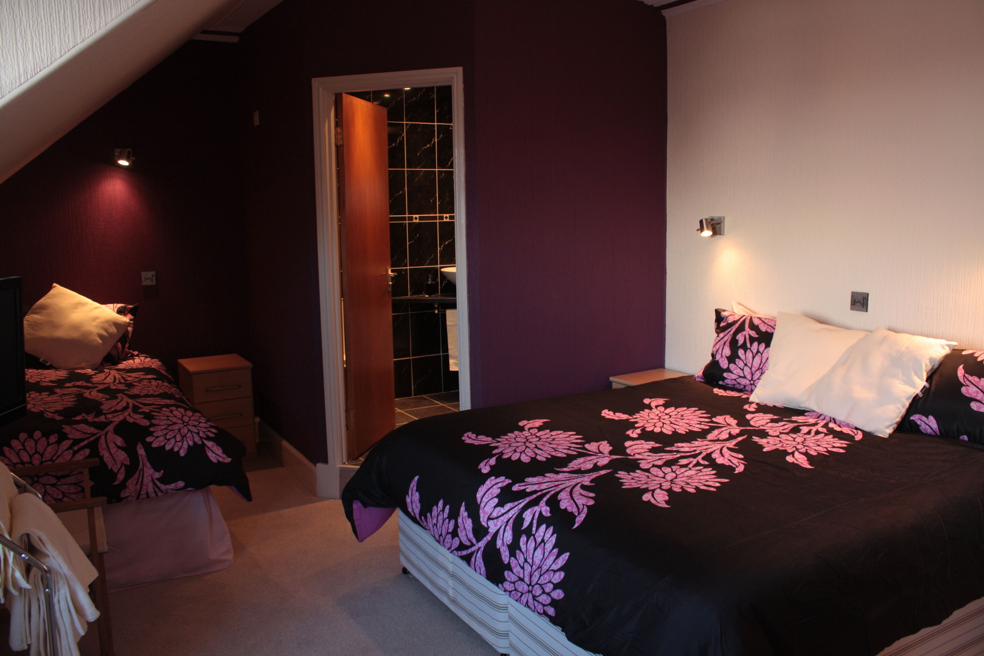 Triple Room, Ensuite | Iron/ironing board, free cribs/infant beds, free WiFi