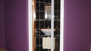 Habitación triple, baño privado (Sleeping 3) | Baño