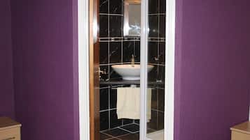 Triple Room, Ensuite (Sleeping 3) | Bathroom | Shower, hair dryer, towels