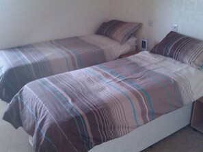 Twin Room, Ensuite | Iron/ironing board, free cribs/infant beds, free WiFi