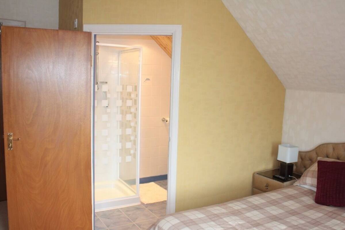 Double Room, Ensuite | Bathroom | Free toiletries