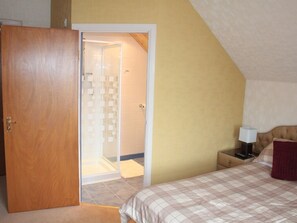 Double Room, Ensuite | Bathroom | Shower, hair dryer, towels