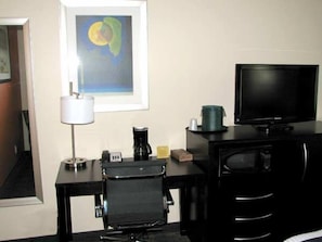 Egyptian cotton sheets, premium bedding, pillow-top beds - Cityview Inn & Suites Downtown RiverCenter Area (San Antonio)