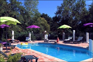 Kolam renang outdoor musiman, dengan payung kolam renang