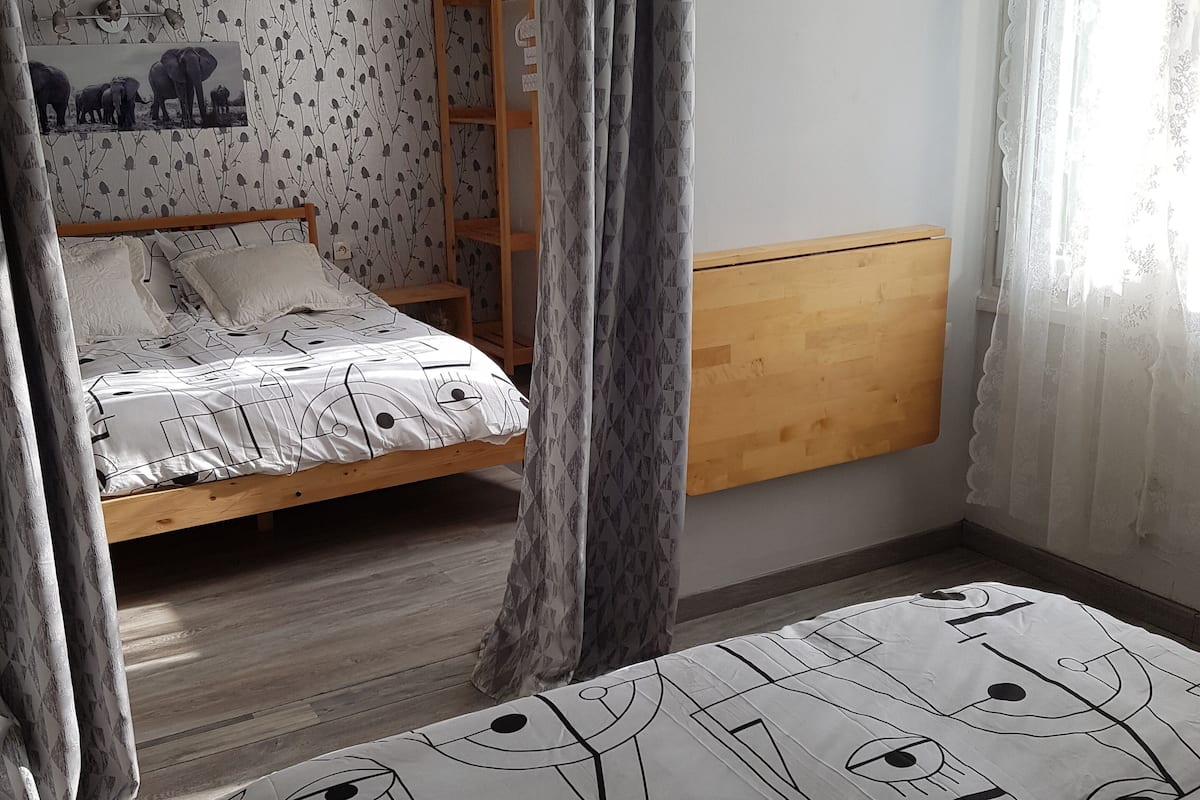 Habitación cuádruple, vista al jardín | Decoración personalizada, cunas gratuitas, camas extra y wifi gratis