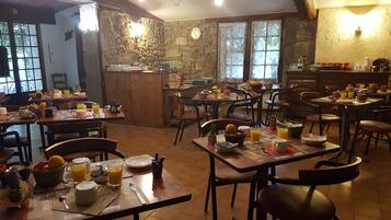 Petit déjeuner continental (7.50 EUR par personne)
