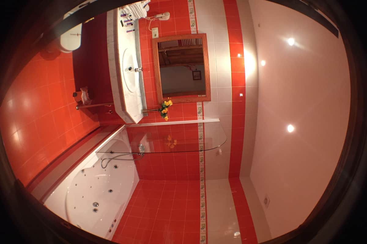 superior room, 1 bedroom | bathroom | free toiletries, hair dryer, bidet, towels