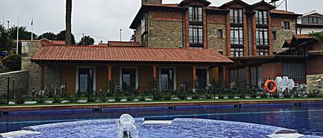 Outdoor pool, pool loungers