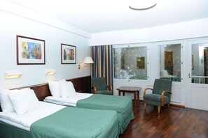 Kahden hengen standard-huone (kaksi sänkyä) | Työpöytä, pimennysverhot, vauvansängyt, ilmainen Wi-Fi