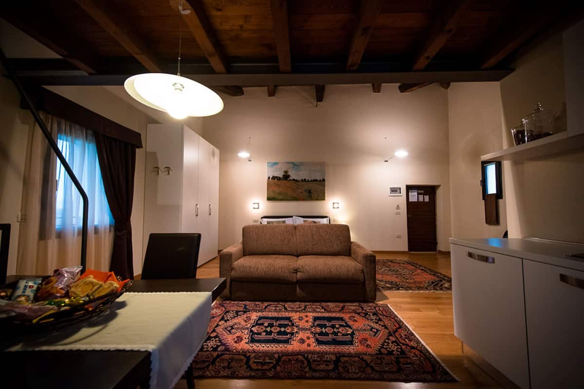 Chambre Quadruple, salle de bains privée | Draps italiens Frette, coffres-forts dans les chambres, bureau