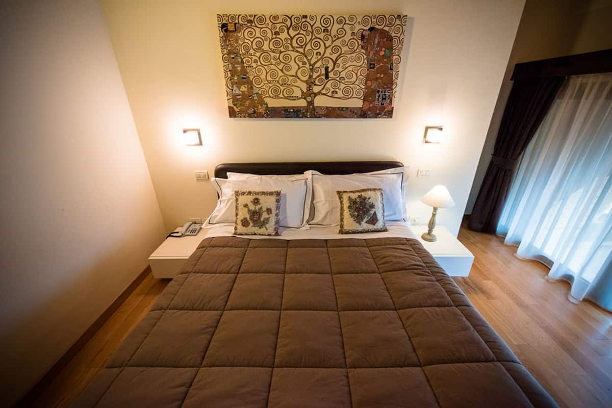 Chambre Double, salle de bains privée | Draps italiens Frette, coffres-forts dans les chambres, bureau