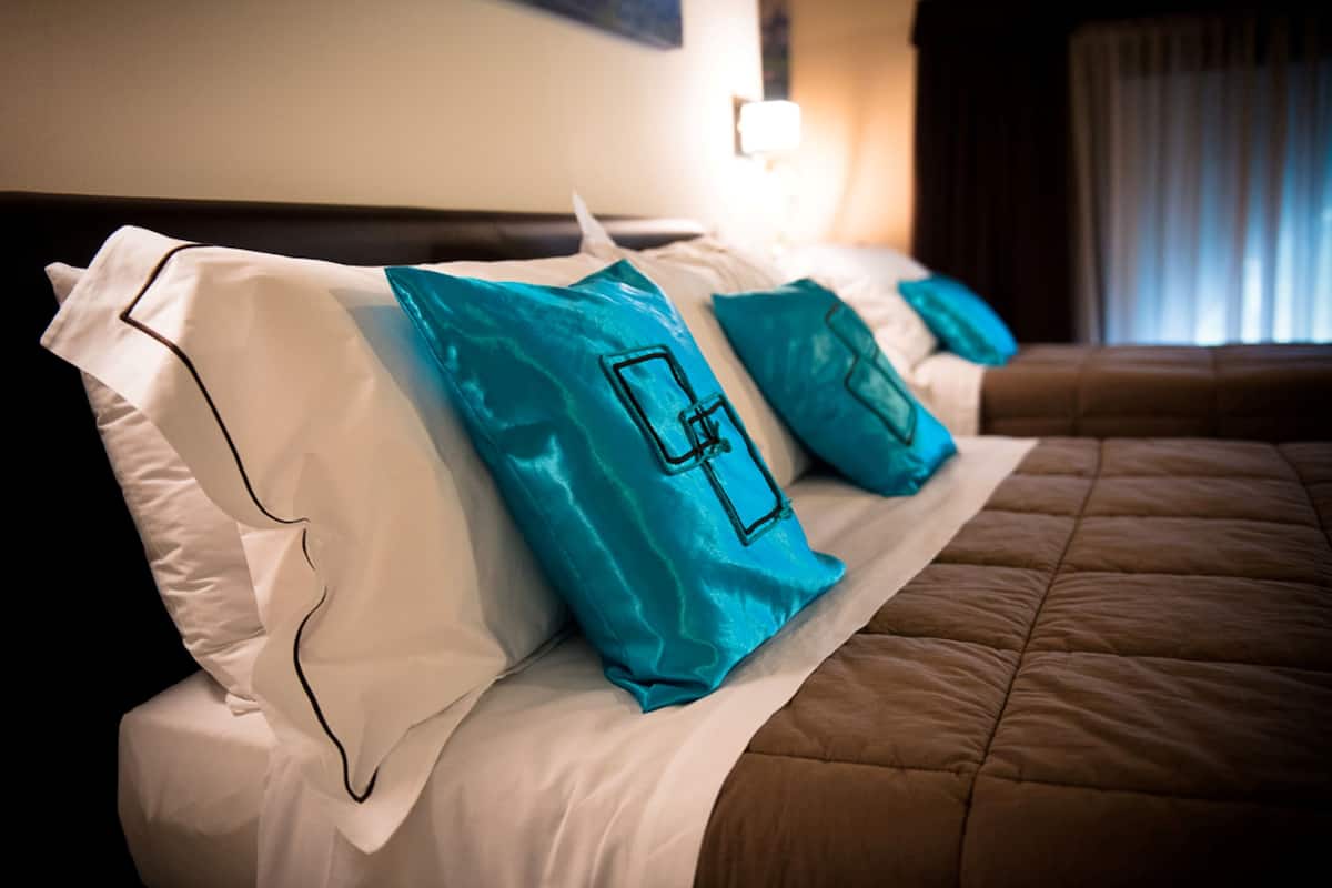 Chambre Triple, salle de bains privée | Draps italiens Frette, coffres-forts dans les chambres, bureau