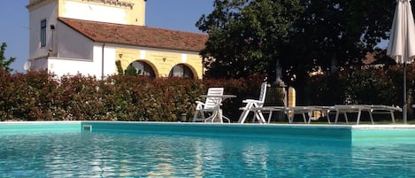 Piscine extérieure, chaises longues