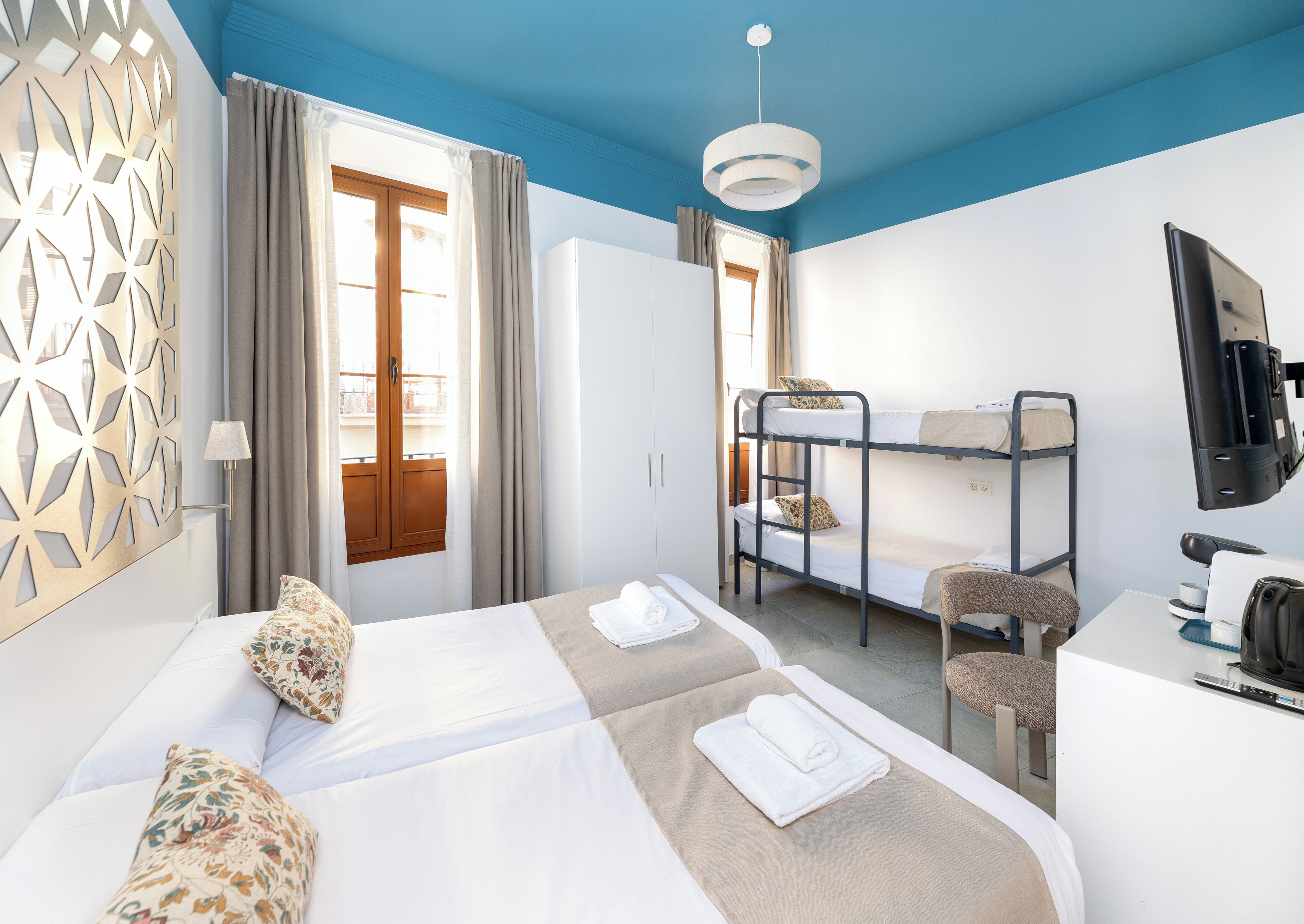 Firemannsrom – familie, eget bad | Memory foam-senger, individuelt dekorert og lydisolert