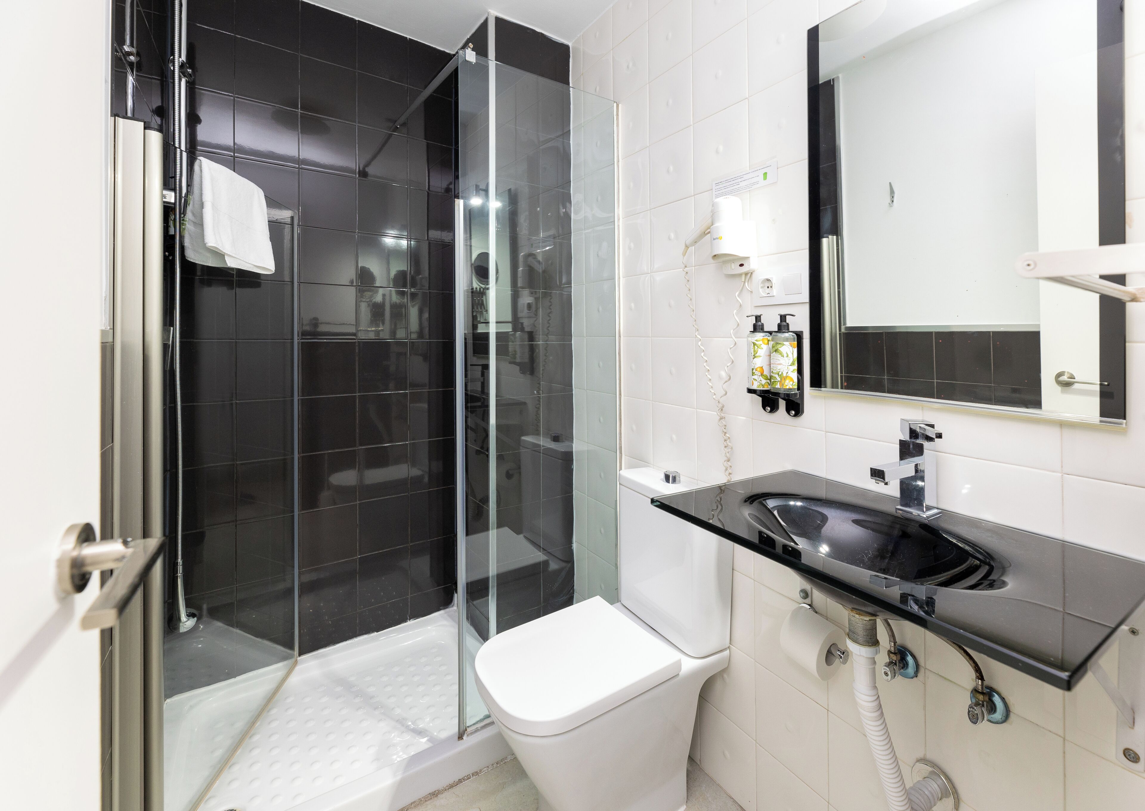 Klassieke tweepersoonskamer, en-suite badkamer | Badkamer | Een douche, gratis toiletartikelen, een haardroger, handdoeken