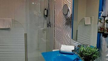 Habitación doble superior | Baño | Regadera, amenidades de baño gratuitas, secadora de cabello, toallas