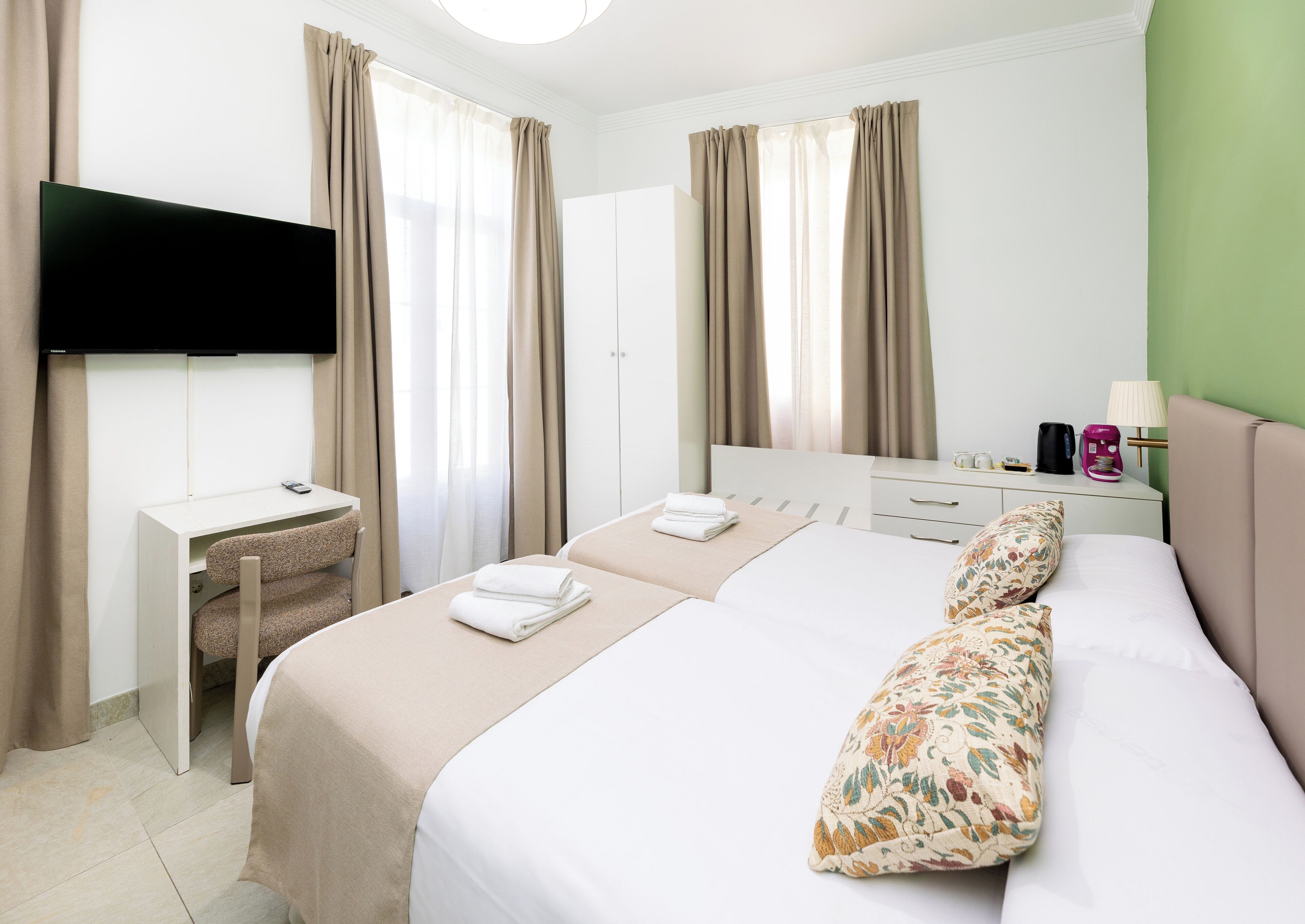 Tremannsrom, eget bad | Memory foam-senger, individuelt dekorert og lydisolert