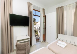 Superior Double Room, City View | Memory foam beds, individually decorated, soundproofing - Nest Style Granada (Granada)