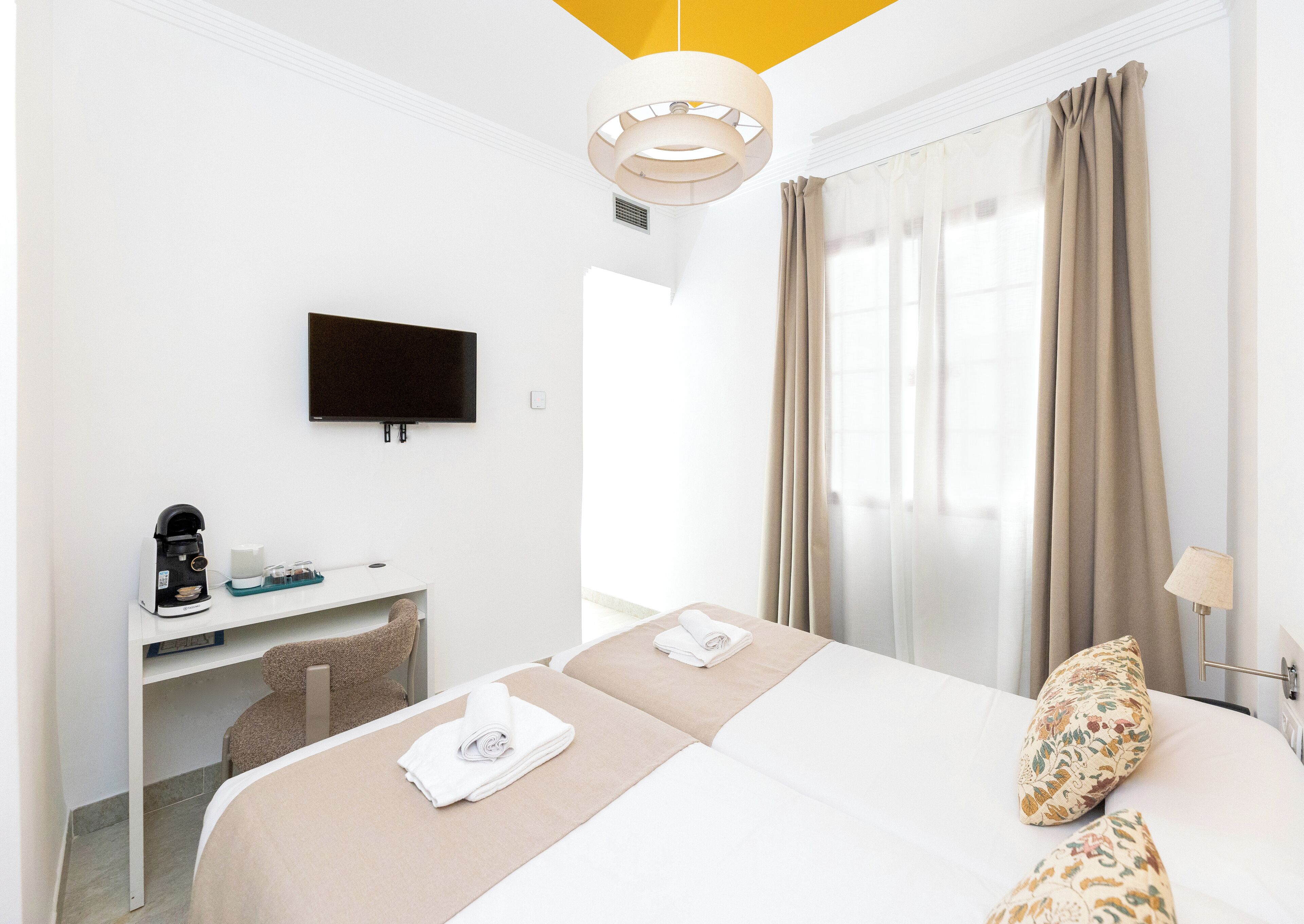 Dobbeltrom – classic, eget bad | Memory foam-senger, individuelt dekorert og lydisolert