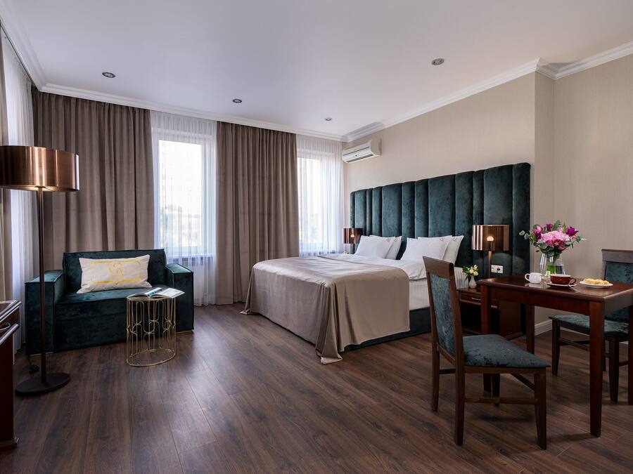Deluxe Double Room, 1 Bedroom | Minibar, in-room safe, desk, soundproofing