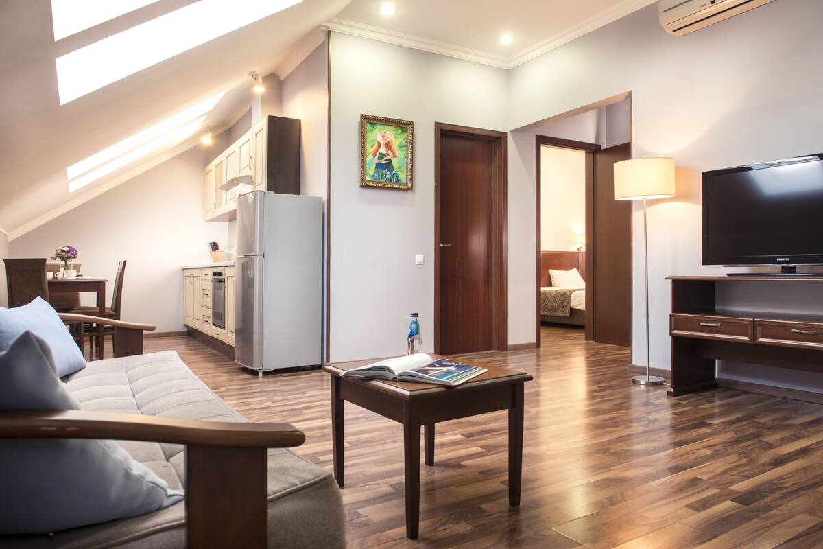 Family Suite | Living area | 32-inch LED TV with cable channels, TV