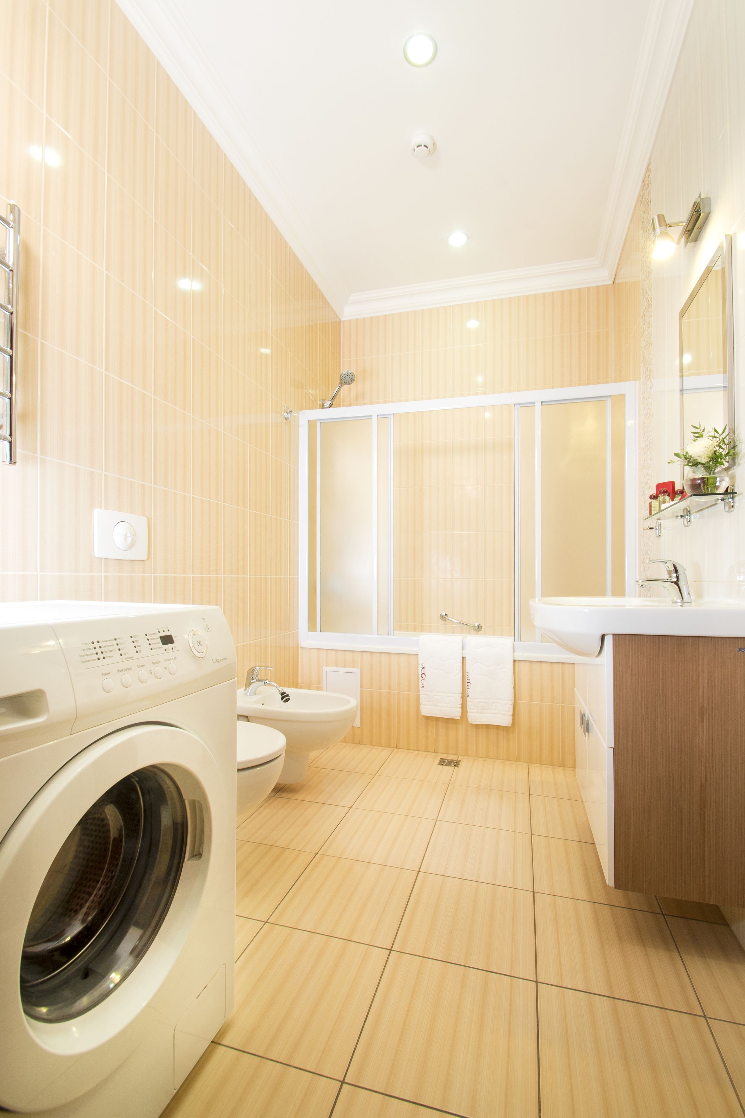 Un baño moderno con lavadora, inodoro y lavamanos.