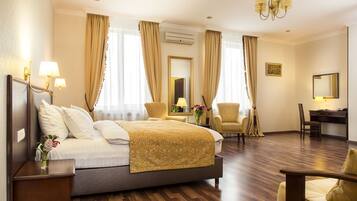 Suite | Minibar, caja de seguridad en la habitación y escritorio