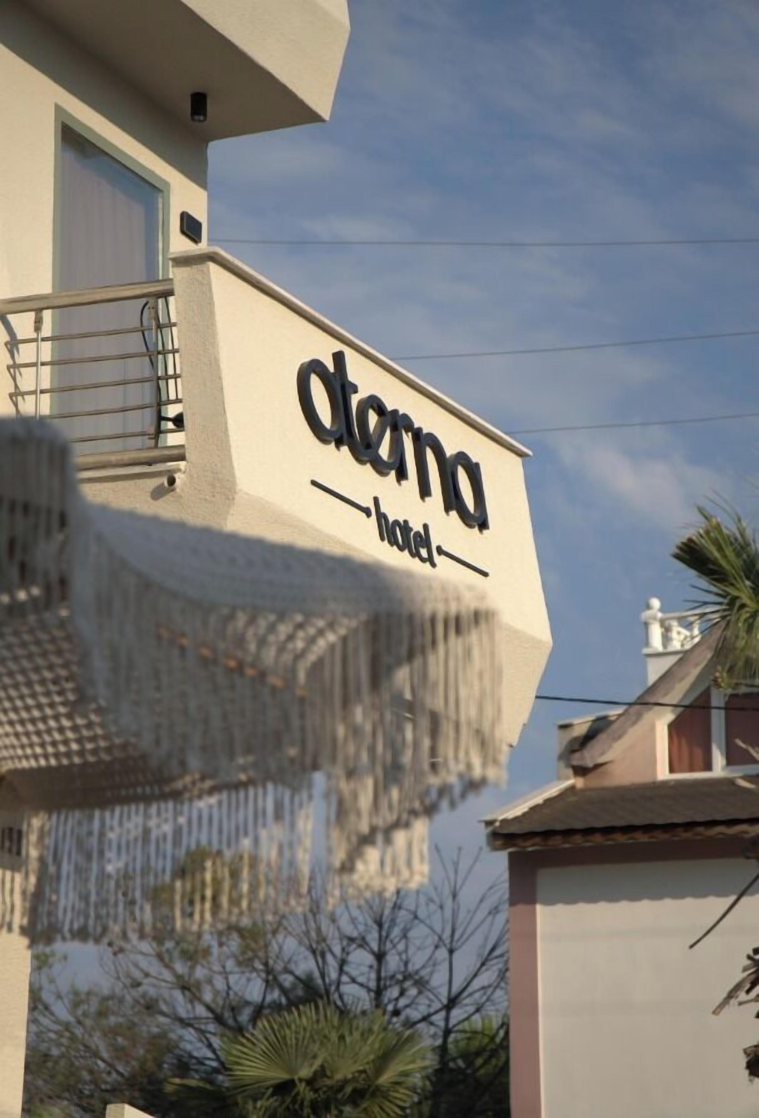Segnaletica di un hotel con il nome 'dterna' e la parola 'hotel' sotto.