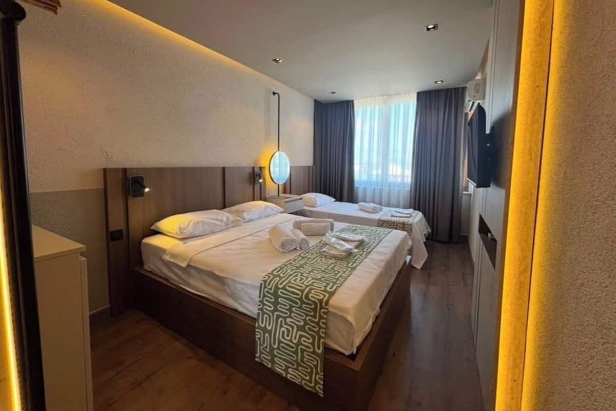 Triple Room | Hypo-allergenic bedding, down comforters, Select Comfort beds