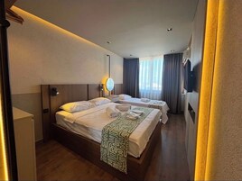 Triple Room | Hypo-allergenic bedding available, down comforters, Select Comfort beds
