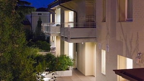Een modern gebouw met een balkon en een klein terras.