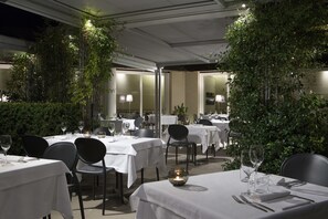 Ofereix vistes al jardí i s'hi serveixen esmorzars, dinars i sopars 