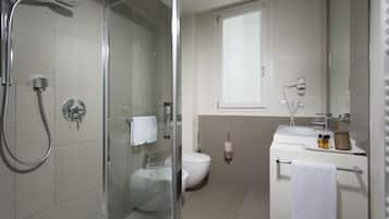 Een douche, een regendouche, designer toiletartikelen, een haardroger